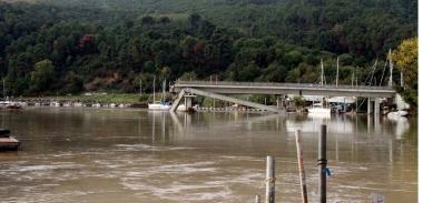 Il ponte della Colombiera crollato nel fiume Magra    