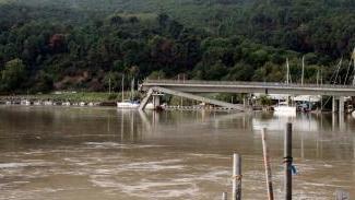 Il ponte della Colombiera crollato nel fiume Magra