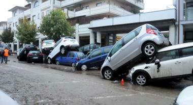 Le auto accatastate in via della Resistenza; don Giovanni Perini al lavoro nel fango e San Caprasio danneggiata dalla piena 