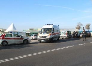Lambulanza soccorre i feriti sul viale Italia 