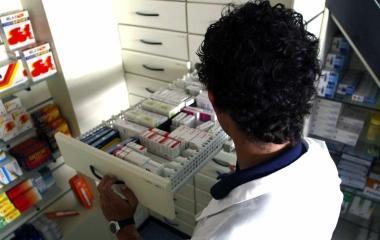 Un farmacista al lavoro 