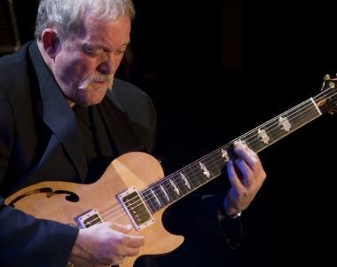 Il chitarrista jazz John Abercrombie    