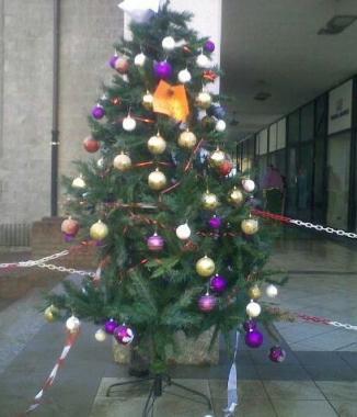 Lalbero di Natale incatenato 