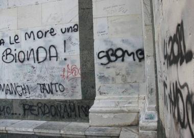 Nuove scritte sulla facciata