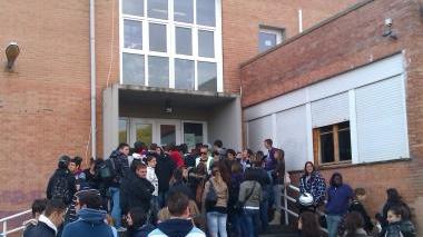 Studenti davanti la sede del Mattei in via della Repubblica