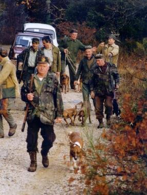 Cacciatori si avviano verso il luogo di una battuta 