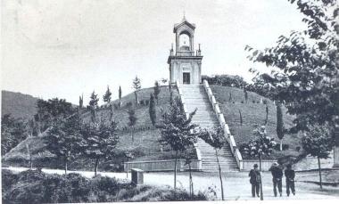 <b>COMERA </b>Il monumento ai caduti visibile nel suo splendore in una cartolina depoca di Arcidosso 