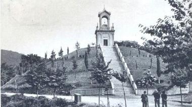 <b>COM’ERA </b>Il monumento ai caduti visibile nel suo splendore in una cartolina d’epoca di Arcidosso