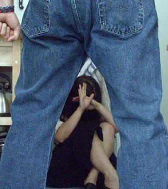 <b>VIOLENZA </b>Laggressione nei confronti di moglie e figlia al rientro a casa      