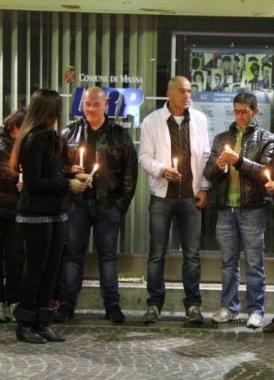 La fiaccolata di ieri sera sotto il Comune per ricordare le vittime delle frane  