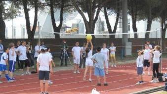 Giovani fanno sport al campo scuola di Marina