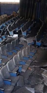 Linterno del cinema Citt&agrave; di Aulla semi distrutto  