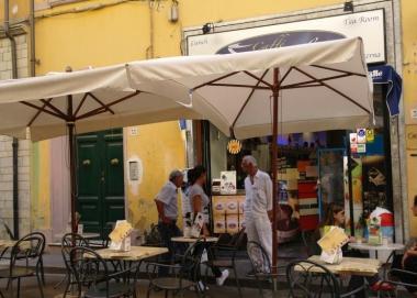 I tavolini di un bar in corso Italia   