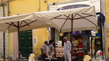 I tavolini di un bar in corso Italia