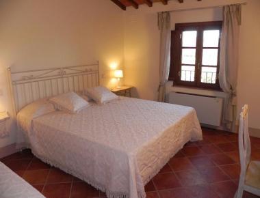 Una delle camere del nuovo country resort Le Colombaie; sotto un momento della inaugurazione  