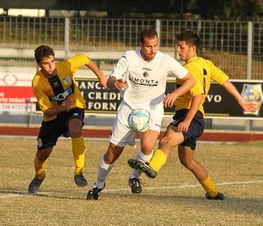 <b>ECCELLENZA</b> Riccardo Belluomini (Pisa Sc) in azione contro il Lammari     