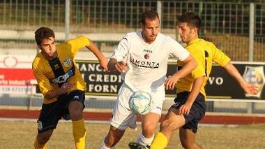 <b>ECCELLENZA</b> Riccardo Belluomini (Pisa Sc) in azione contro il Lammari