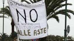 Due momenti della protesta dei balneari