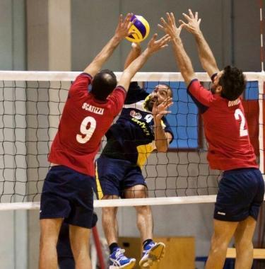 <b>VOLLEY. </b>Unazione di gioco del Cus Pisa: attacco di Piccinetti 
