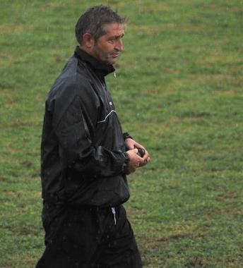 Lallenatore Marco Masi osserva i suoi ragazzi 