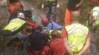 Una veduta del lago Scaffaiolo e, sopra, un salvataggio del Soccorso Alpino