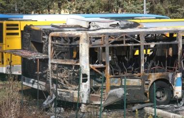 Gli autobus completamente distrutti 