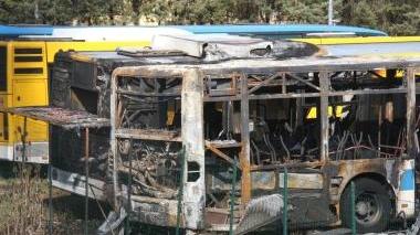 Gli autobus completamente distrutti