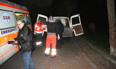 <b>INCIDENTE.</b> I soccorritori su via delle Sezioni e gli amici che si sono subito radunati sul luogo dove &egrave; avvenuta la tragedia      