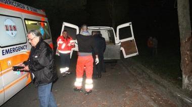 <b>INCIDENTE.</b> I soccorritori su via delle Sezioni e gli amici che si sono subito radunati sul luogo dove è avvenuta la tragedia