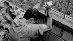 Voragine in un campo provocata dalla subsidenza