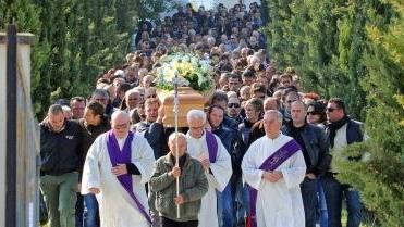 A sinistra il lungo corteo accompagna il feretro al cimitero