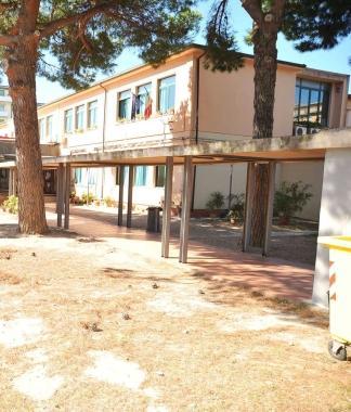 Sopra la scuola media Pascoli, accanto il capitano Zatelli con la refurtiva 