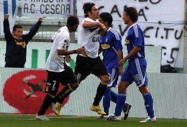 <b>IL GOL.</b> Sopra Ale Lucarelli mostra la maglia. Sotto suo cugino Gabriele 