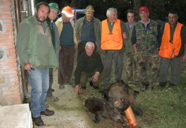 <b>LA FOTO.</b> Ecco in posa con i trofei di caccia alcuni membri della squadra La Fortezza di Poggi del Sasso (foto inviata da Andrea Terrosi) 