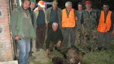 <b>LA FOTO.</b> Ecco in posa con i “trofei di caccia” alcuni membri della squadra La Fortezza di Poggi del Sasso (foto inviata da Andrea Terrosi)