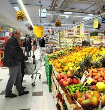 La spesa in un supermercato cittadimo   