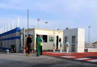 Il complesso del Nuovo Pignone in viale Zaccagna e una veduta dellarea retroportuale   