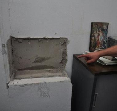 Il buco nel muro dove cera una delle due casseforti e, a fianco, la sede dell Aci e dellEurogarage 