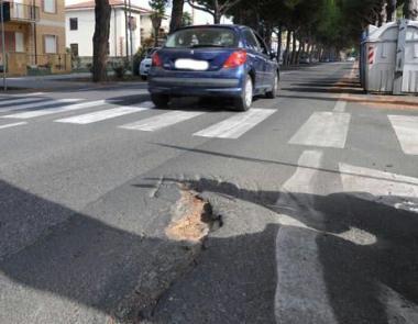 Alcune immagini di buche e dossi causati dalle radici dei pini lungo viale della Repubblica  