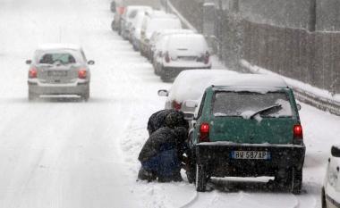 Automobilisti intenti a montare le catene 