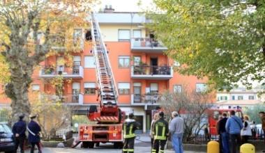 Incendio distrugge due appartamenti, evacuato un condomio