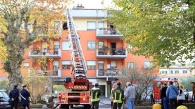 Incendio distrugge due appartamenti, evacuato un condomio
