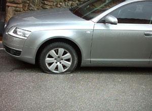Vandalismi: bucate le gomme a 54 auto in sosta a Massa