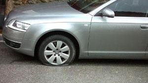 Vandalismi: bucate le gomme a 54 auto in sosta a Massa