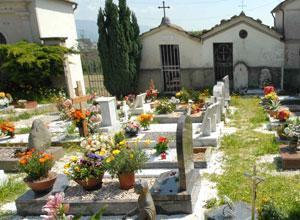 Donna va al cimitero ma il terreno cede e lei finisce in una buca