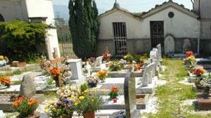 Donna va al cimitero ma il terreno cede e lei finisce in una buca