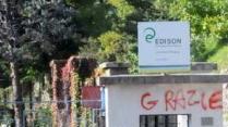 La scritta “grazie” all’ingresso della centrale elettrica Edison