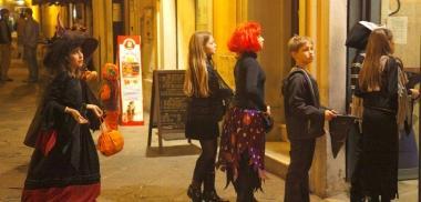 Halloween, movida di streghe e vampiri in centro città