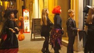 Halloween, movida di streghe e vampiri in centro città