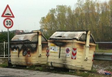 I due cassonetti dei rifiuti incendiati in via Folonica 